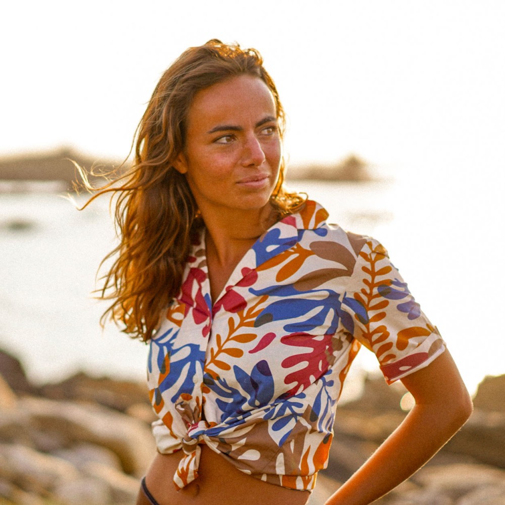 Made of 100% cotton poplin, the Copaya shirt finds its originality in its summery and colorful pattern. 