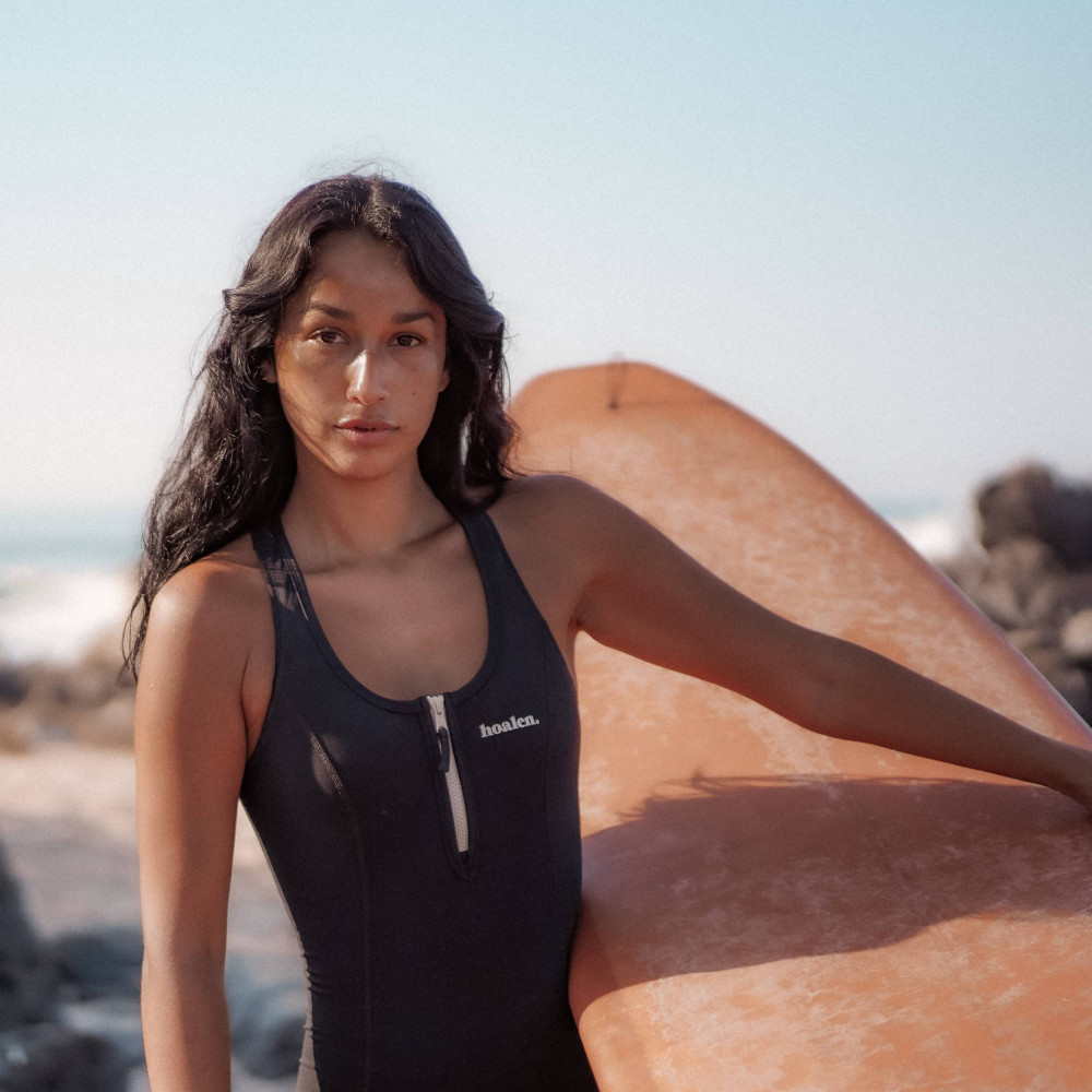 Le Light Swimsuit est destiné à la pratique en eaux chaudes à tempérées de sports nautiques comme le surf, les activités de rame ou la nage. 