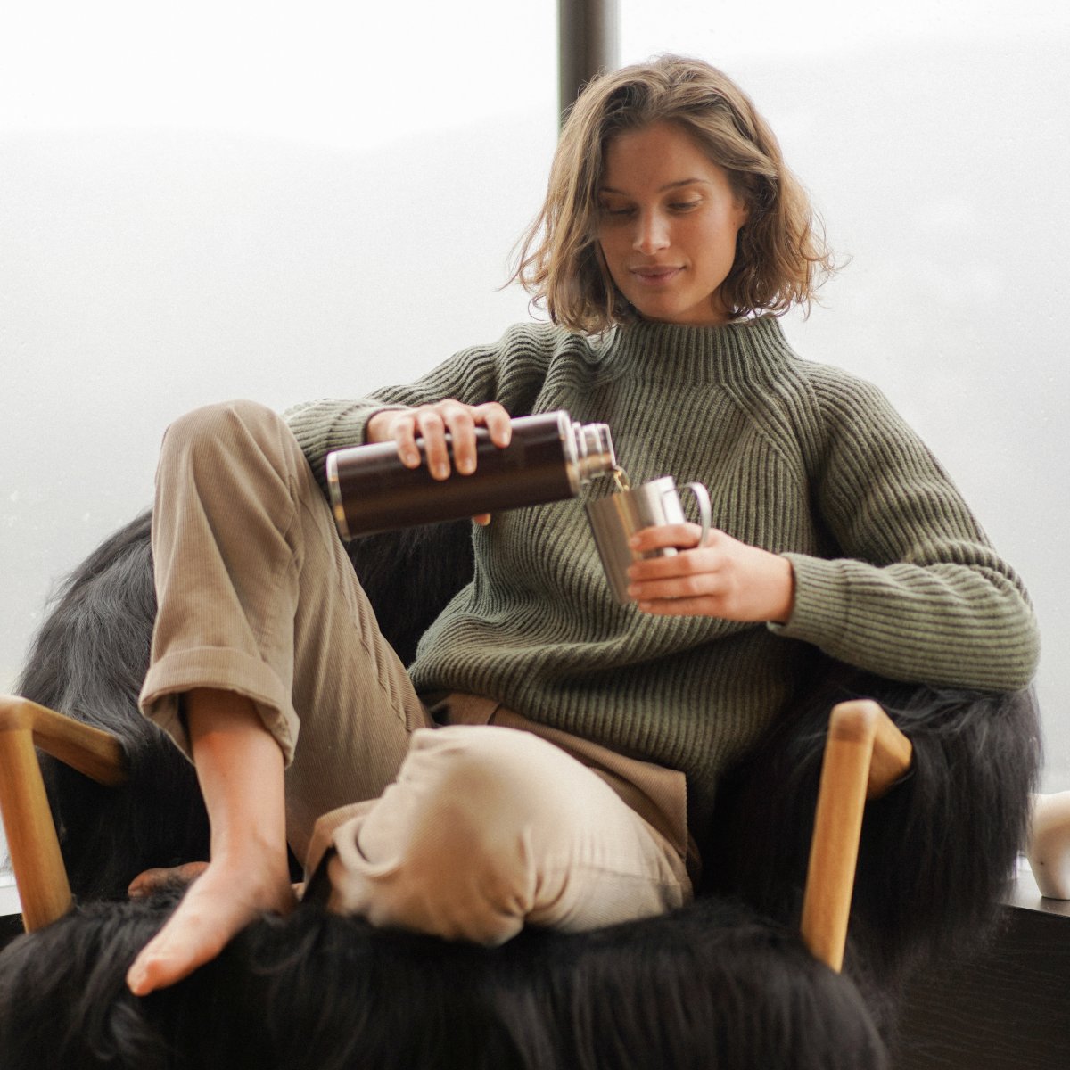 The cotton velvet pants are back in the Hoalen wardrobe. This Stone beige color model is woven in England and then assembled in Portugal by a specialized workshop.