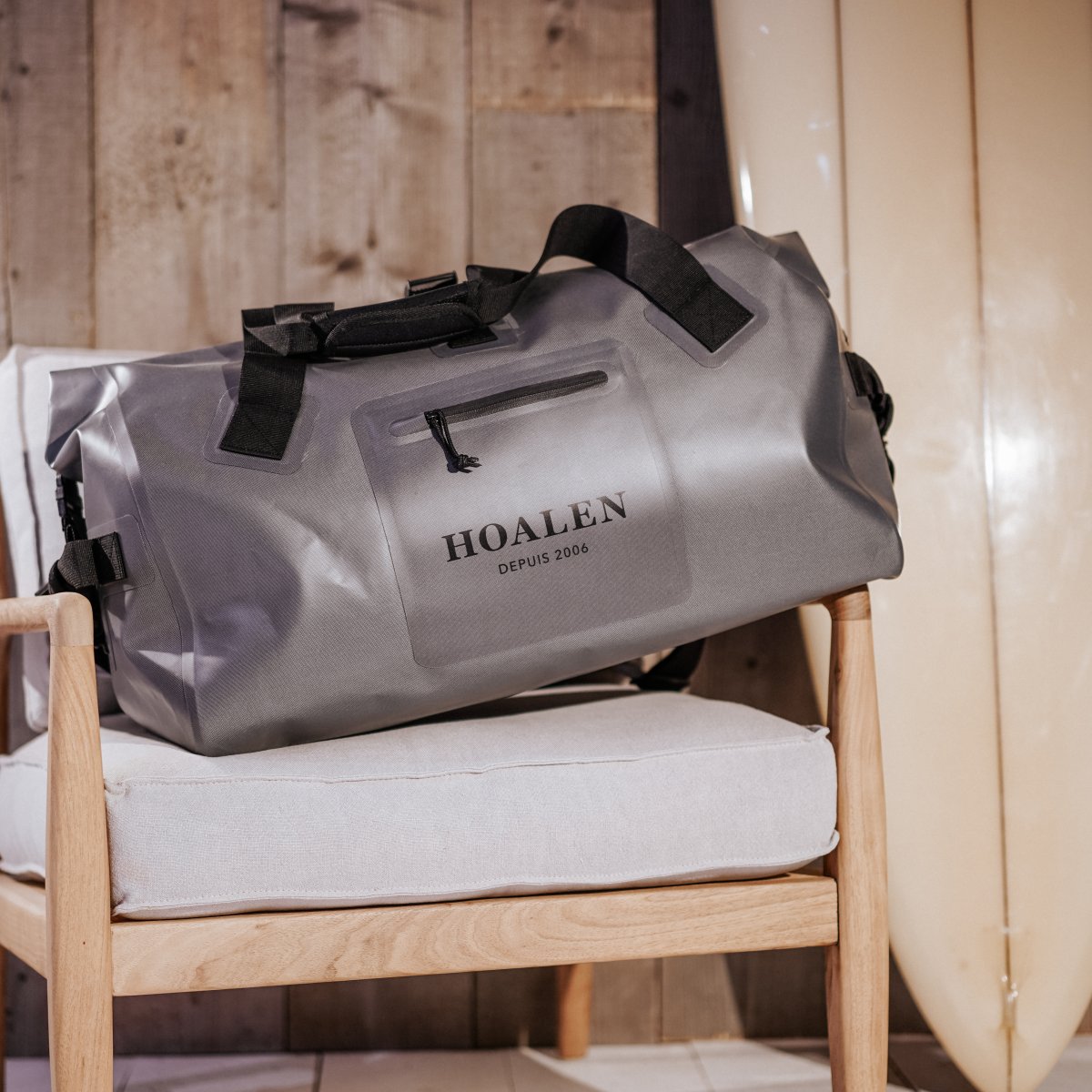 Our Sailor Bag offers waterproof protection on long trips. The rolled top, when closed with the side buckle straps, prevents water from entering, so your gear stays dry.
