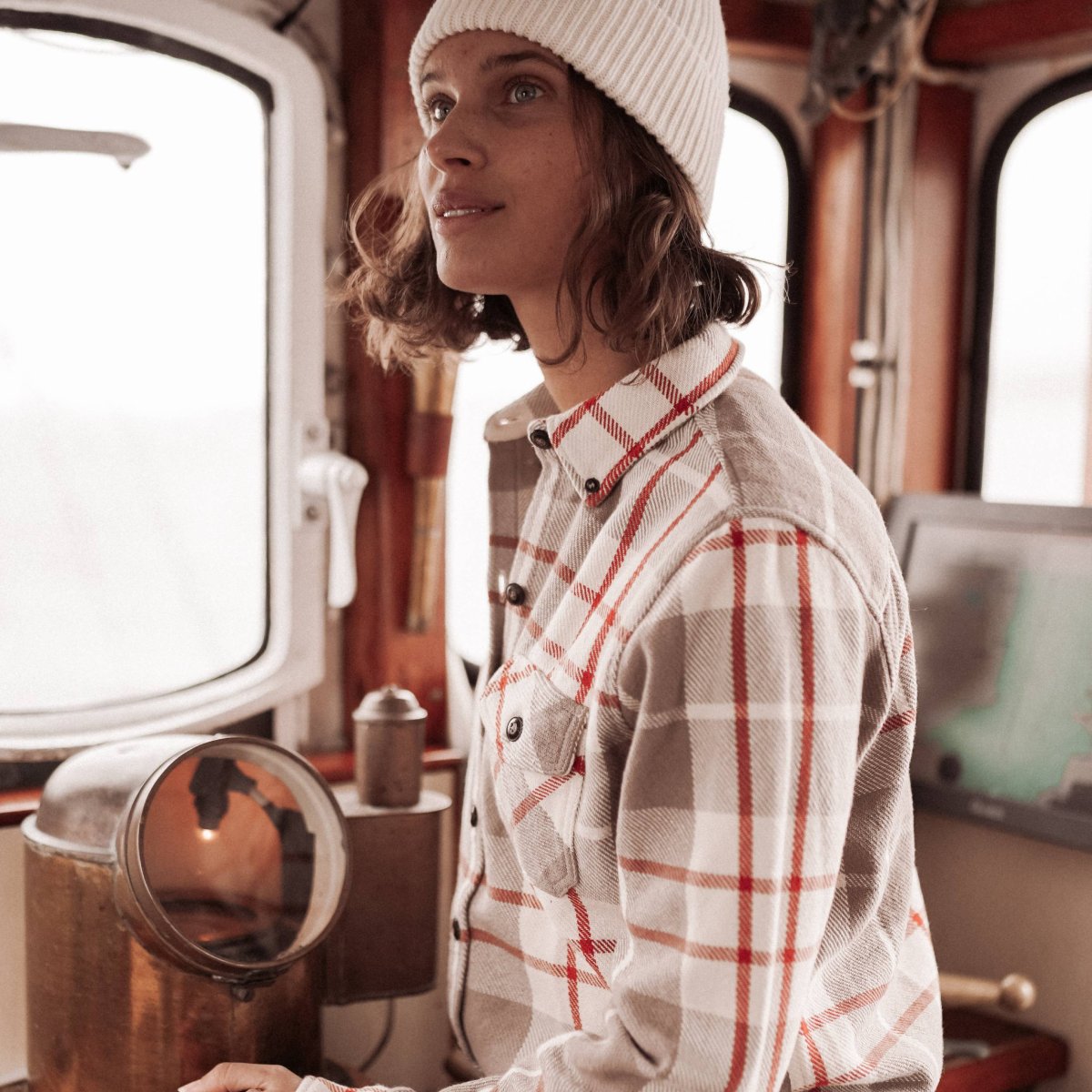 The overshirt is one of the essential pieces of the female wardrobe. The Tomaz model is made of a thick and resistant cotton twill.