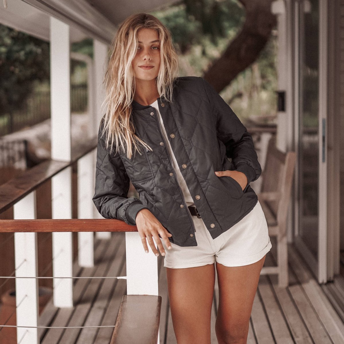 The Mungo jacket joins the Hoalen range. Bombers style, as sporty as it is stylish, it is your best ally for life on the coast.