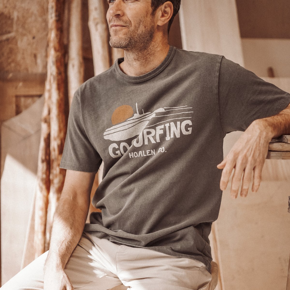 The Rozic t-shirt has been designed with a weight of 180g/m2. It is breathable, yet has a perfect fit and retains good wash resistance. Hoalen uses recycled jersey to make Rozic.