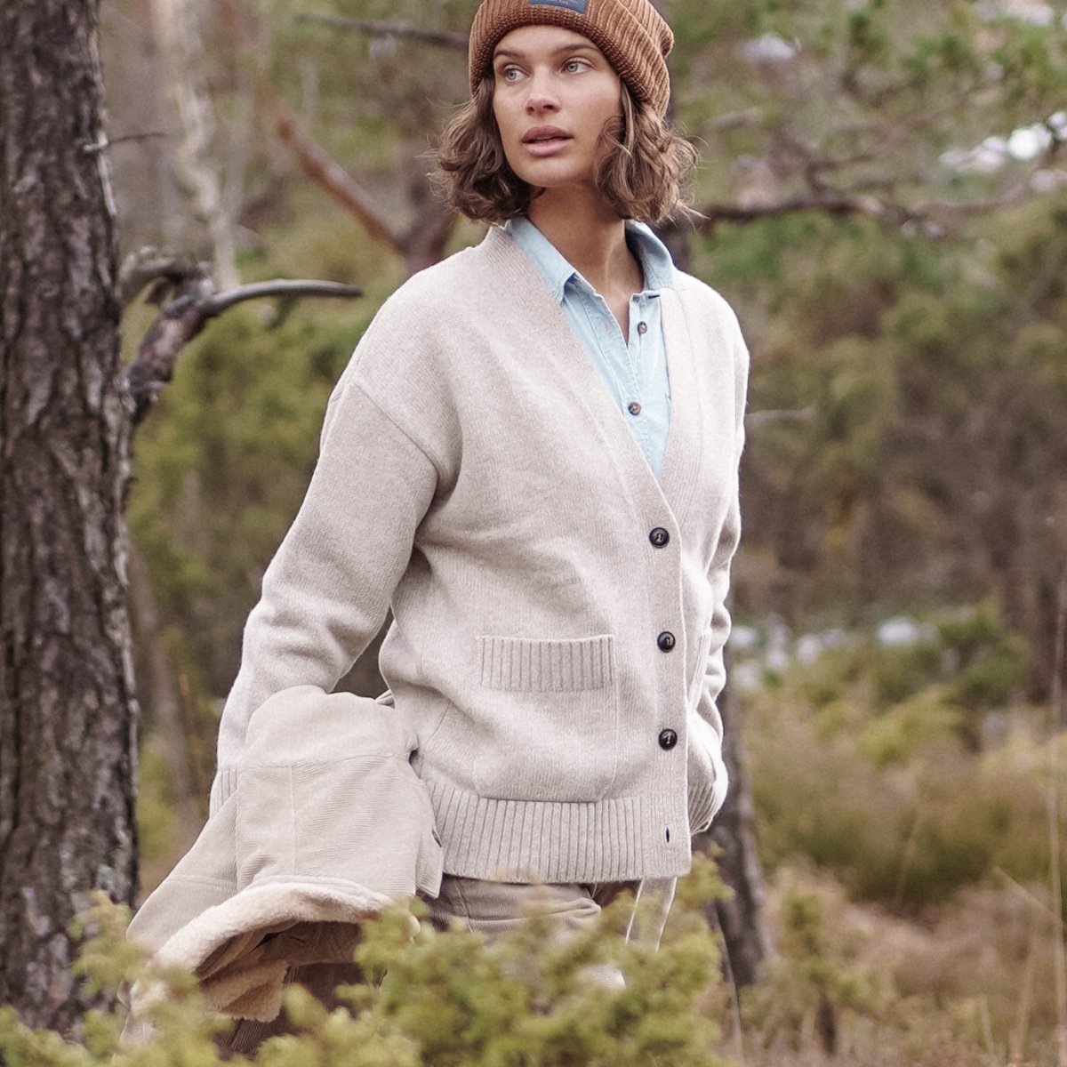 Taloe is the perfect casual cardigan. It's knitted in a thick, soft 100% merino wool that you'll love to bundle up in. 