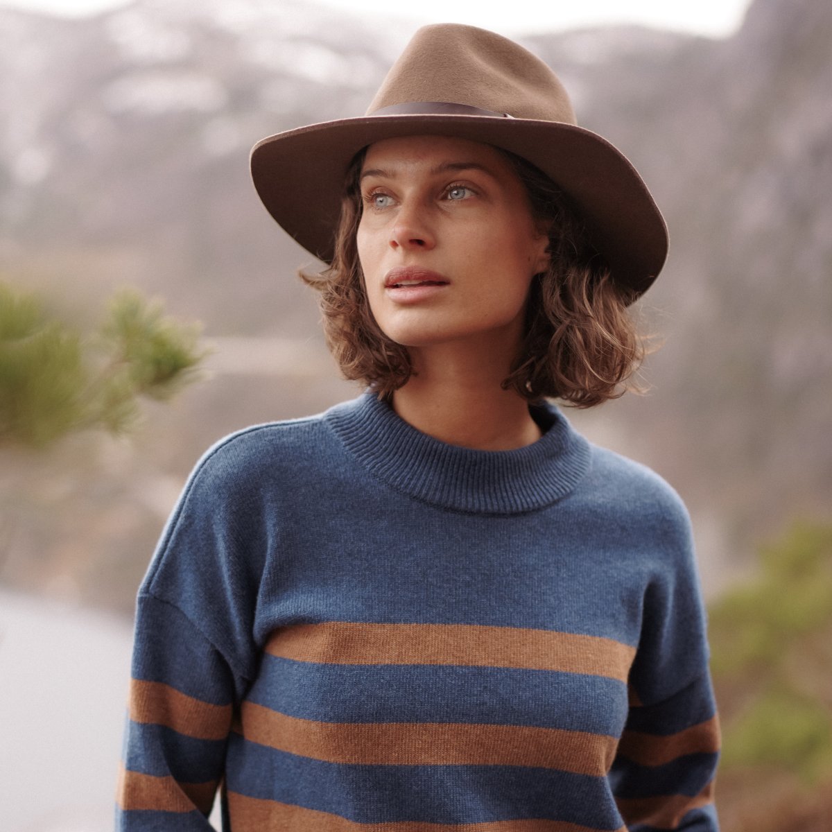 Made of merino wool, this striped sweater Marin revisits the marine spirit with its slightly high round neck. 