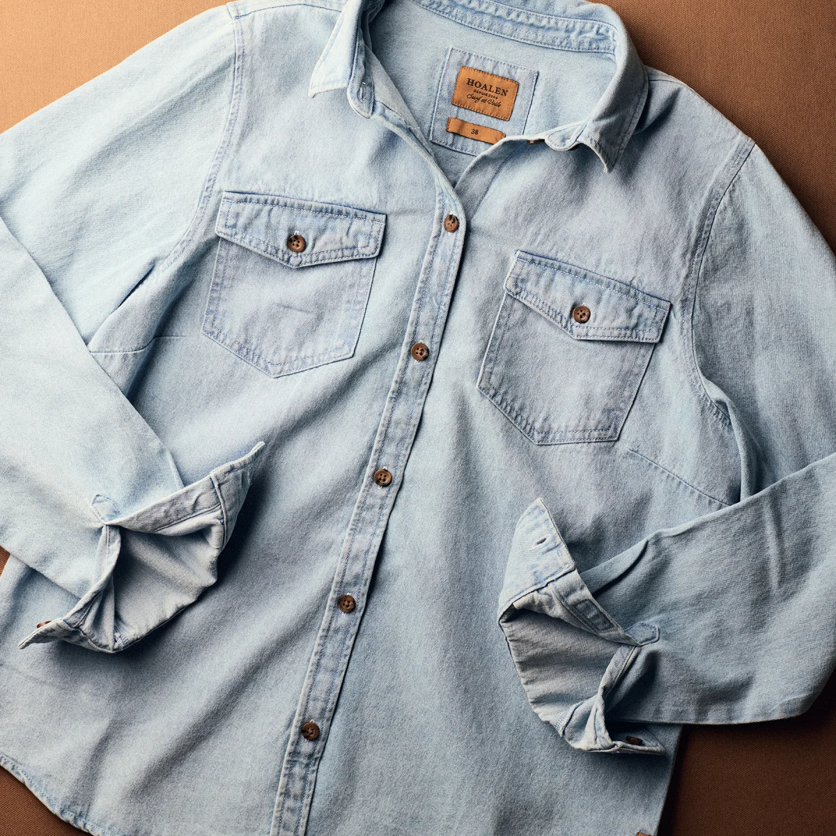 Chemise en jean denim.